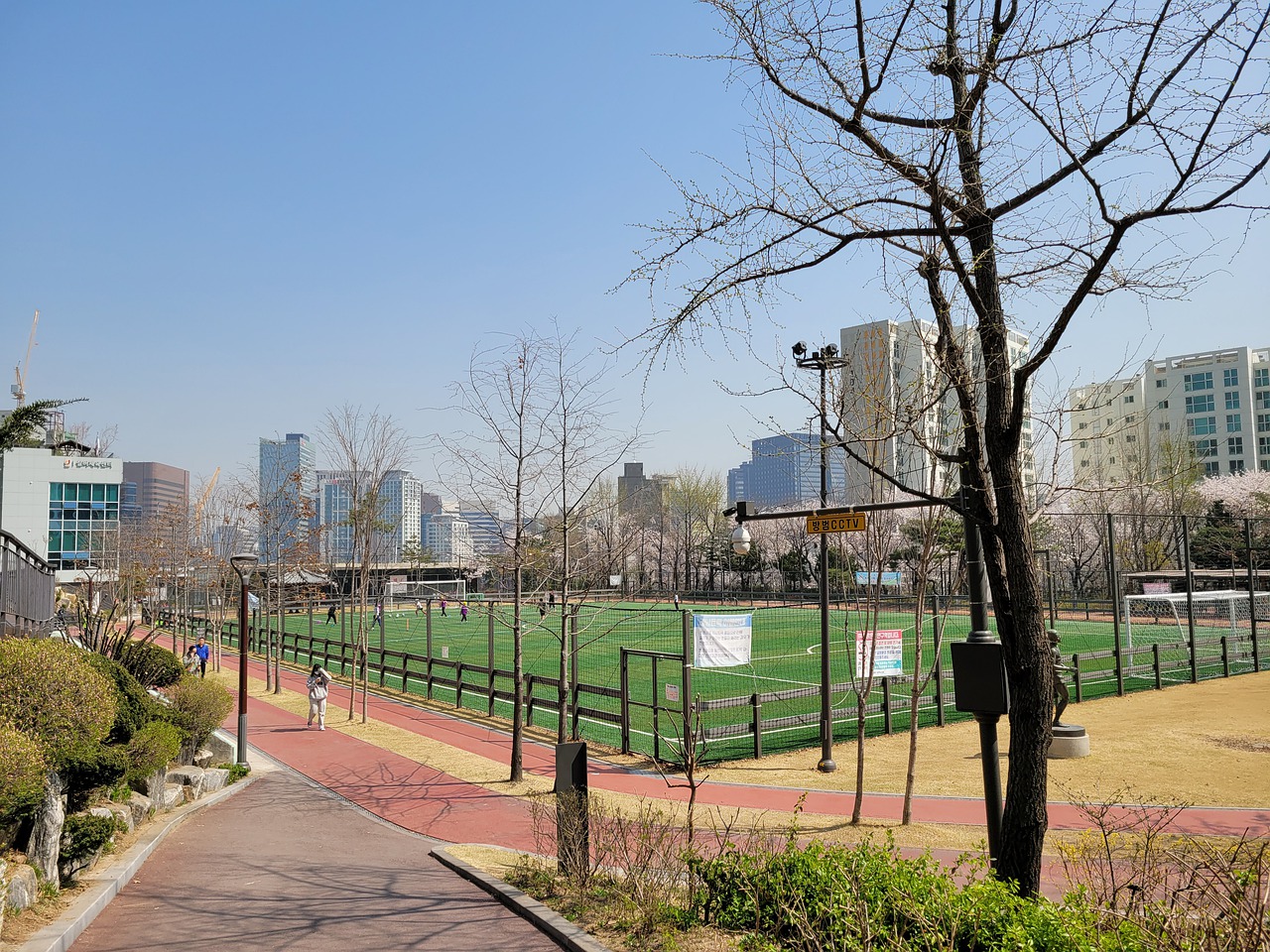 湖人险胜灰熊！里夫斯挺身而出，老詹40岁仍领衔全场.